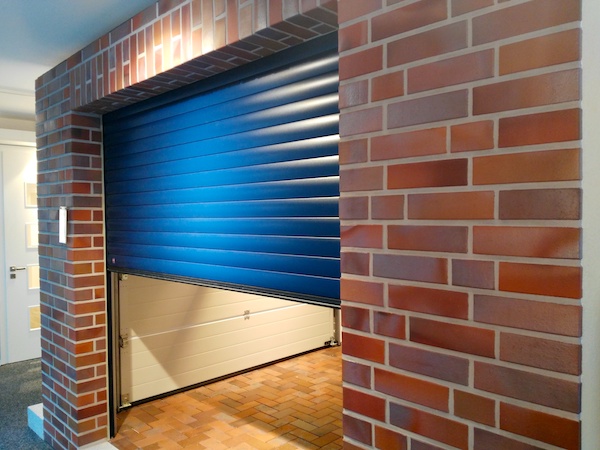 Ein blaues Sektionaltor mit sehr schmalen Sicken